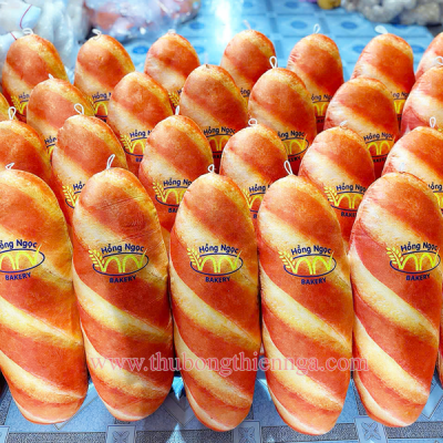 GỐI ÔM BÁNH MÌ 3D THÊU LOGO